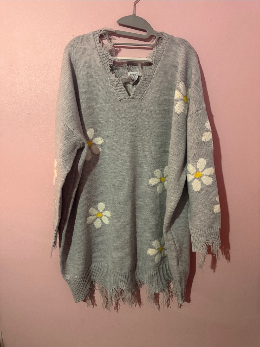 Rue21 Gray Daisy V-Neck Distressed Knit Sweater